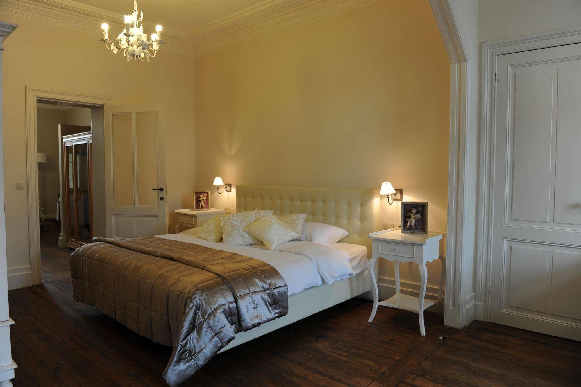 Charmehotel Villa Saporis Хасселт Экстерьер фото